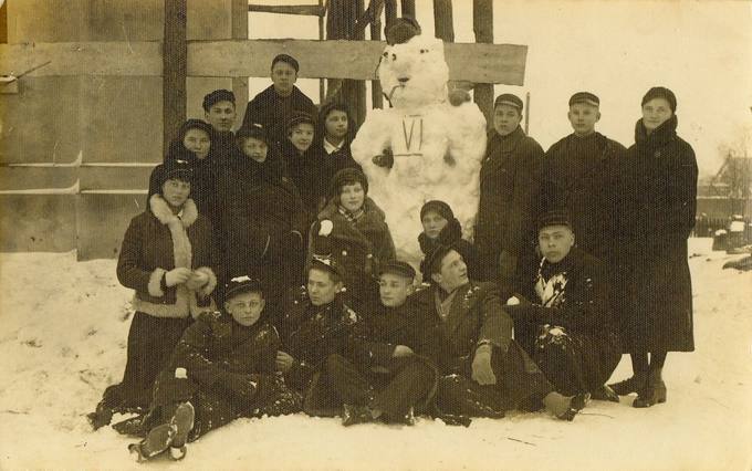 Žiemos linksmybės: gimnazijos šeštokai įsiamžino kartu su sniego seniu